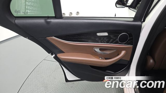 Mercedes-Benz E-Class 2023 — photo 15