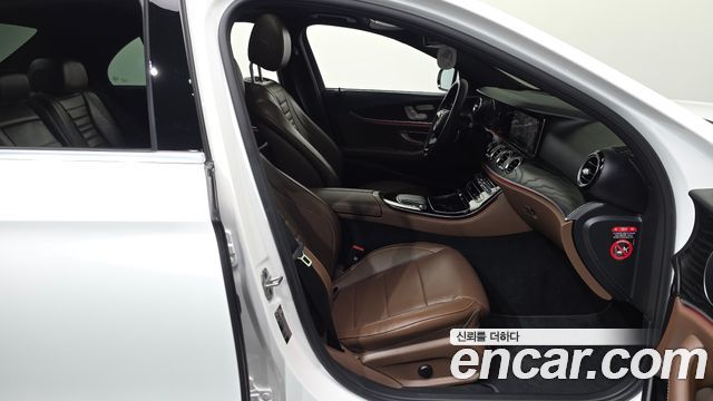 Mercedes-Benz E-Class 2023 — photo 16