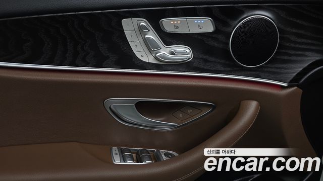 Mercedes-Benz E-Class 2023 — photo 28