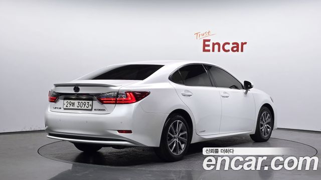 Lexus ES 2017 — photo 2