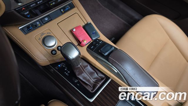 Lexus ES 2017 — photo 9
