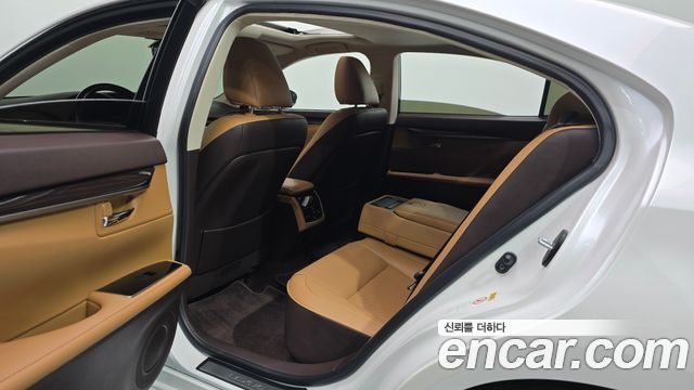 Lexus ES 2017 — photo 11