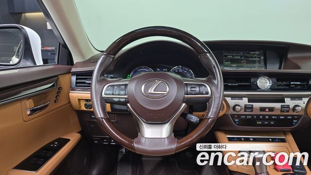 Lexus ES 2017 — photo 12