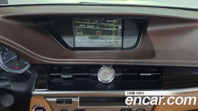 Lexus ES 2017 — photo 13