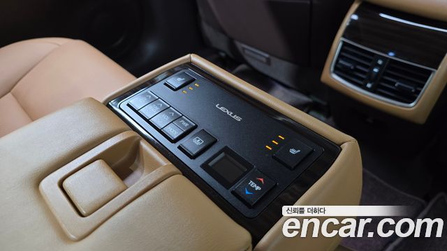 Lexus ES 2017 — photo 18