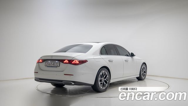 Mercedes-Benz E-Class 2025 — photo 2