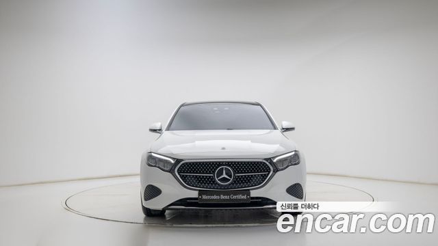 Mercedes-Benz E-Class 2025 — photo 3