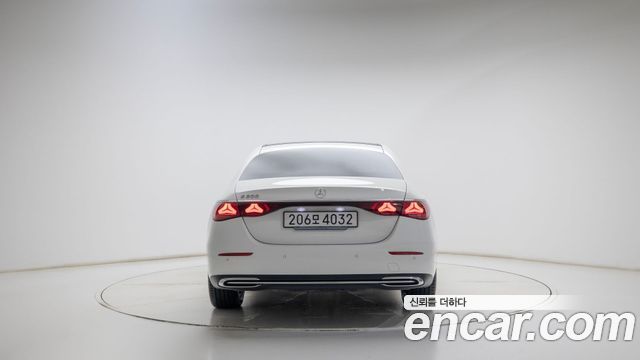 Mercedes-Benz E-Class 2025 — photo 4