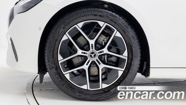 Mercedes-Benz E-Class 2025 — photo 5