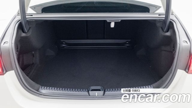Mercedes-Benz E-Class 2025 — photo 11