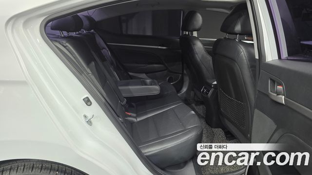 Hyundai AVANTE 2016 — photo 12