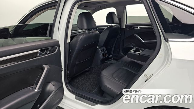 Volkswagen Passat 2018 — photo 16