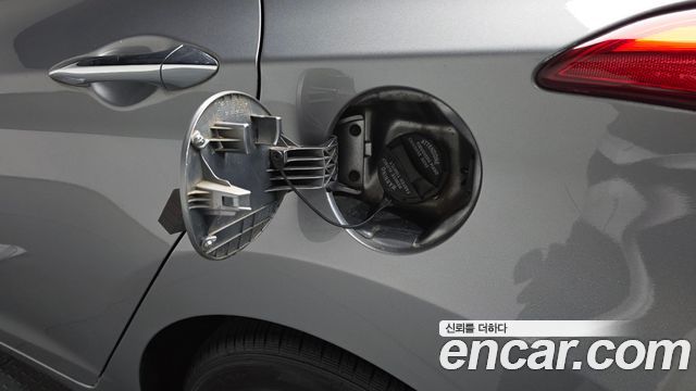 Hyundai AVANTE 2014 — photo 31