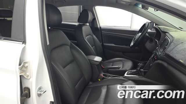 Hyundai AVANTE 2017 — photo 11