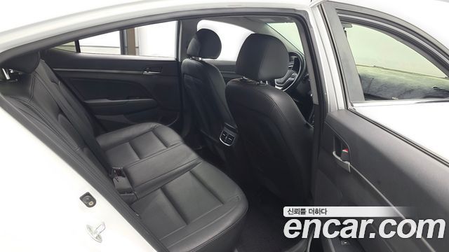 Hyundai AVANTE 2017 — photo 12