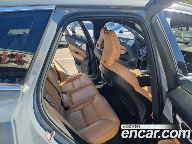 Volvo XC60 2022 — photo 12