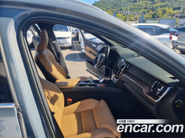 Volvo XC60 2022 — photo 13