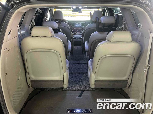 Kia Canival 2015 — photo 16
