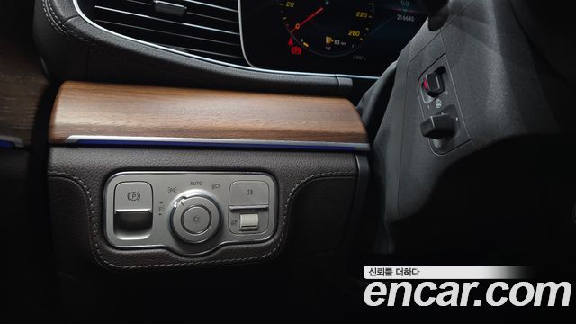 Mercedes-Benz GLE-Class 2019 — photo 27