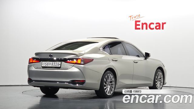 Lexus ES 2019 — photo 2