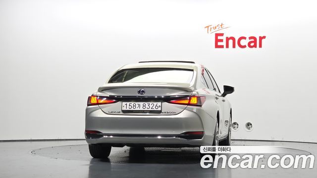 Lexus ES 2019 — photo 4