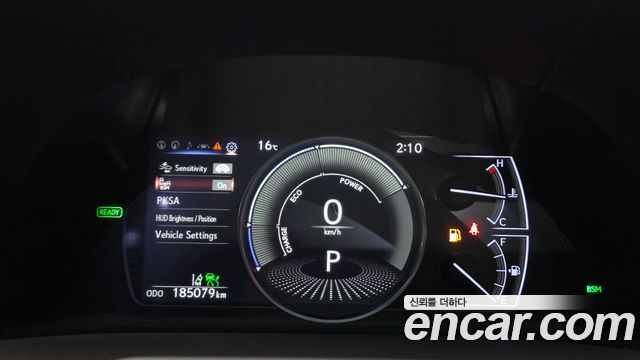 Lexus ES 2019 — photo 11