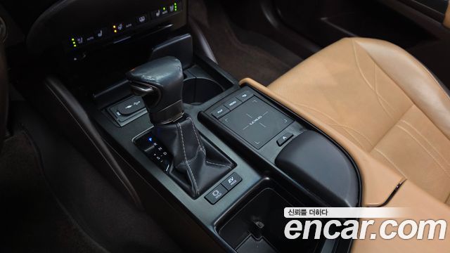 Lexus ES 2019 — photo 12