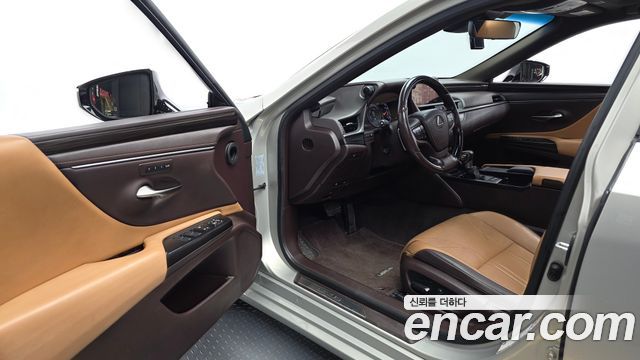 Lexus ES 2019 — photo 13