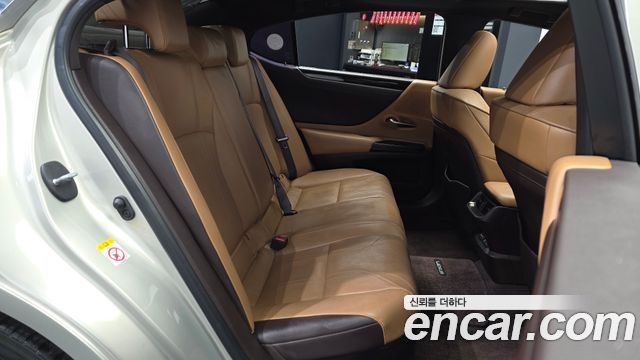 Lexus ES 2019 — photo 18