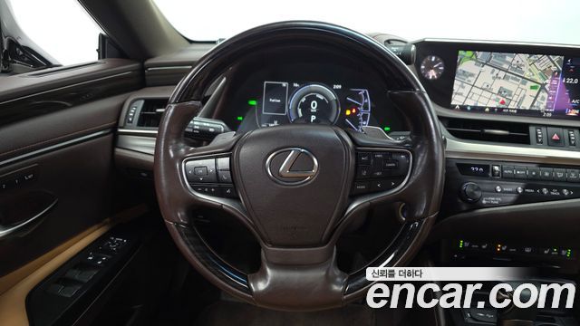Lexus ES 2019 — photo 19