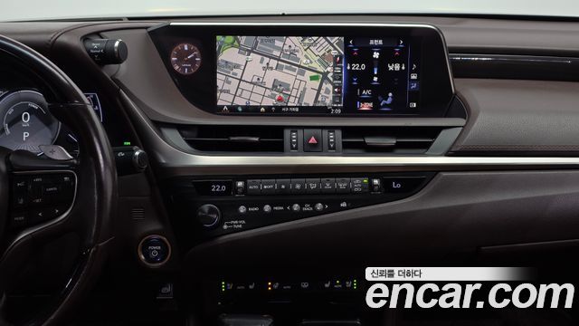Lexus ES 2019 — photo 21