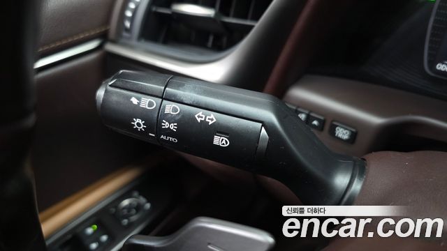 Lexus ES 2019 — photo 25