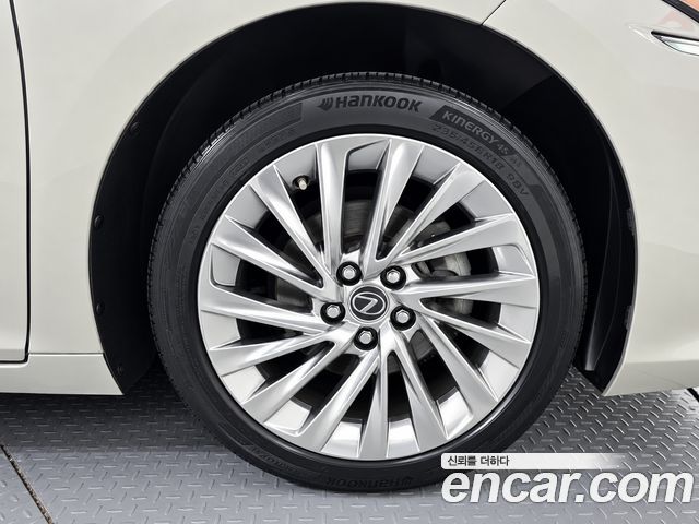 Lexus ES 2019 — photo 7
