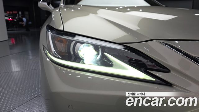 Lexus ES 2019 — photo 8