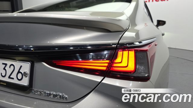 Lexus ES 2019 — photo 9