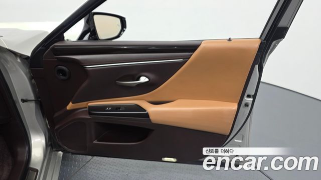 Lexus ES 2019 — photo 14