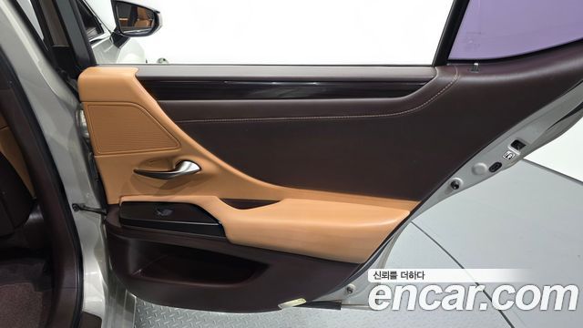 Lexus ES 2019 — photo 15
