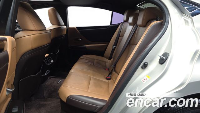 Lexus ES 2019 — photo 16