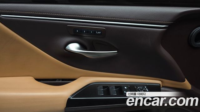 Lexus ES 2019 — photo 28