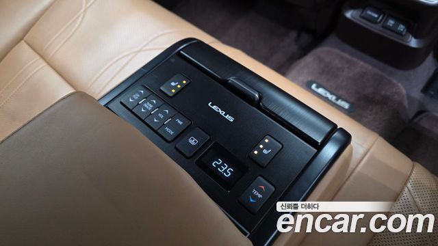 Lexus ES 2019 — photo 32