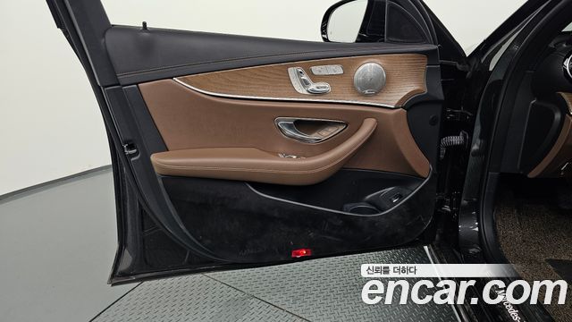 Mercedes-Benz E-Class 2021 — photo 14