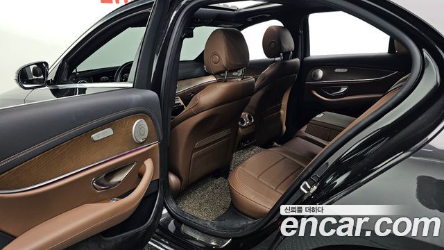 Mercedes-Benz E-Class 2021 — photo 16