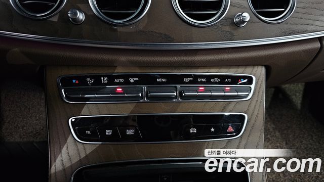 Mercedes-Benz E-Class 2021 — photo 35