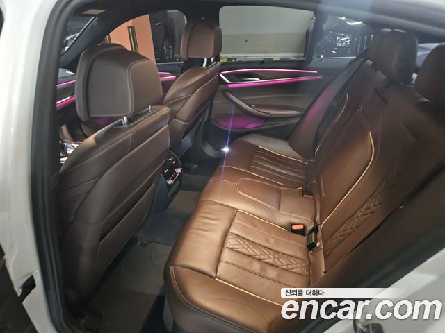 BMW 5-Series 2018 — photo 10