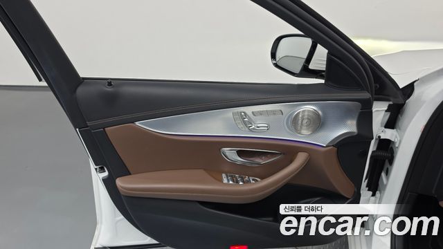 Mercedes-Benz E-Class 2021 — photo 14