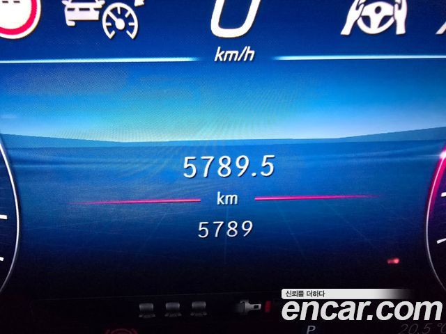Mercedes-Benz E-Class 2025 — photo 8