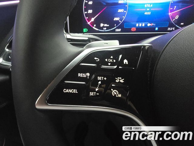 Mercedes-Benz E-Class 2025 — photo 12