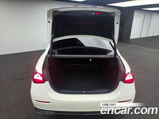 Mercedes-Benz E-Class 2025 — photo 17