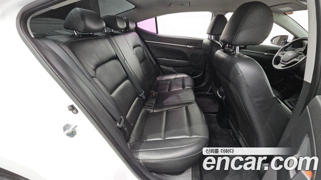 Hyundai AVANTE 2018 — photo 11