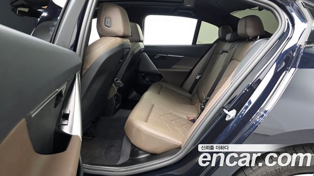 BMW 5-Series 2026 — photo 18